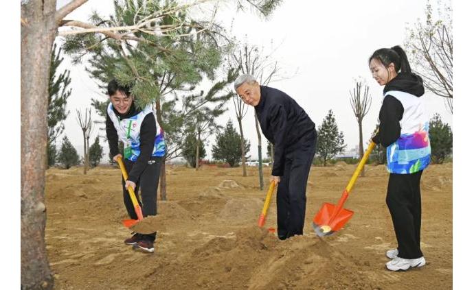 尹弘参加兰州地区党政军领导义务植树活动