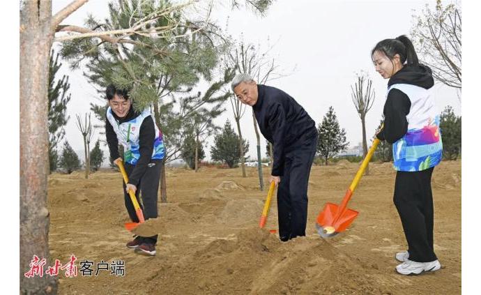 尹弘参加兰州地区党政军领导义务植树活动