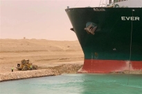 航拍苏伊士运河堵船震撼画面：369艘船在海上排长龙